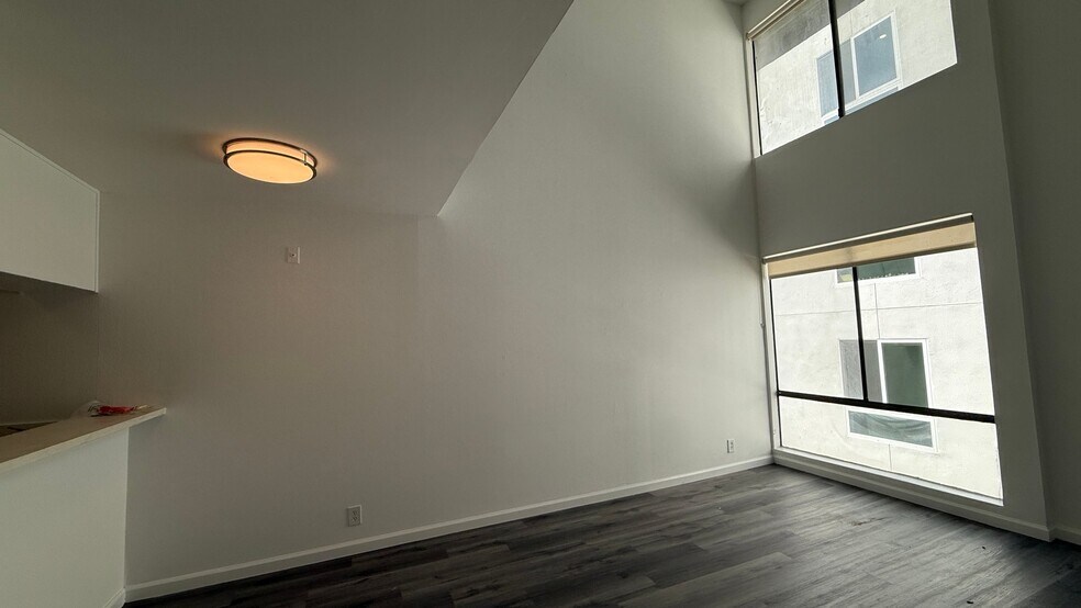 Building Photo - 7044 Hawthorn Ave