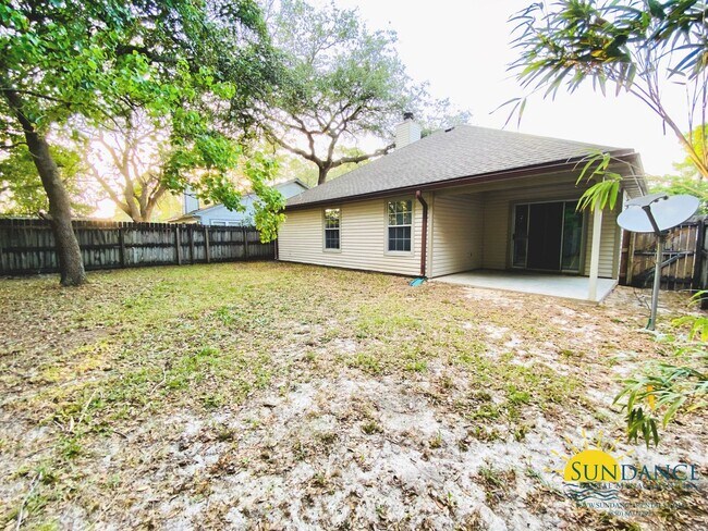 Building Photo - Great 3 Bedroom Home in Fort Walton Beach!