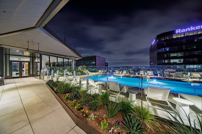 Building Photo - 6401 Wilshire Blvd