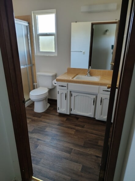 Master Bath - 1100 S Edison St