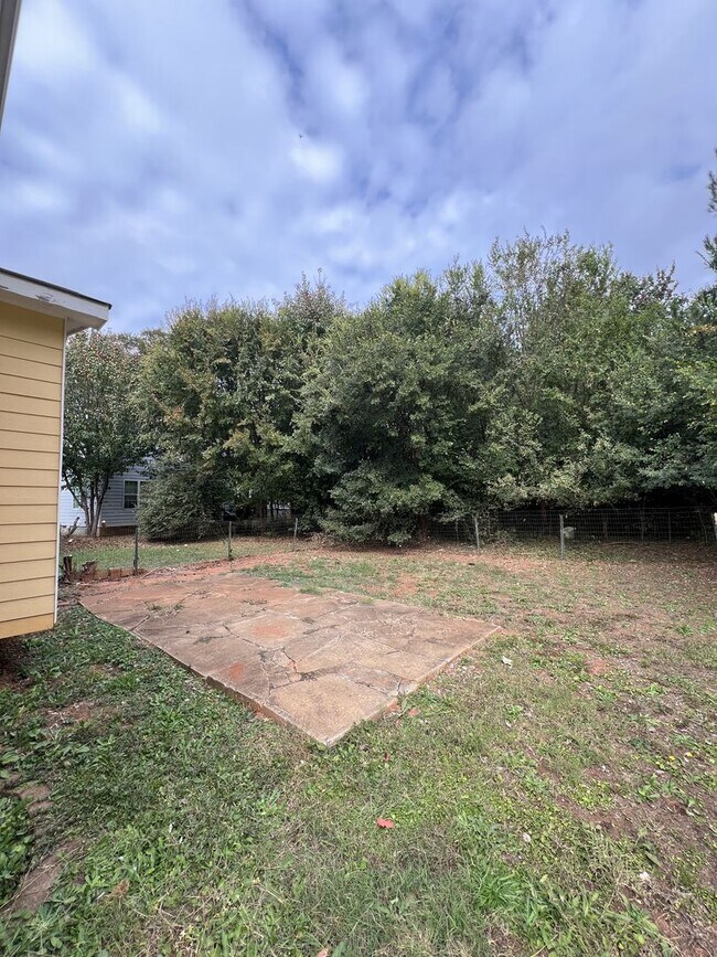 Building Photo - 390 Hawthorne Ext