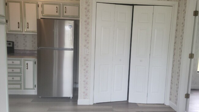 Building Photo - " 2-Bed, 2-Bath Mobile Home Retreat in Tan...