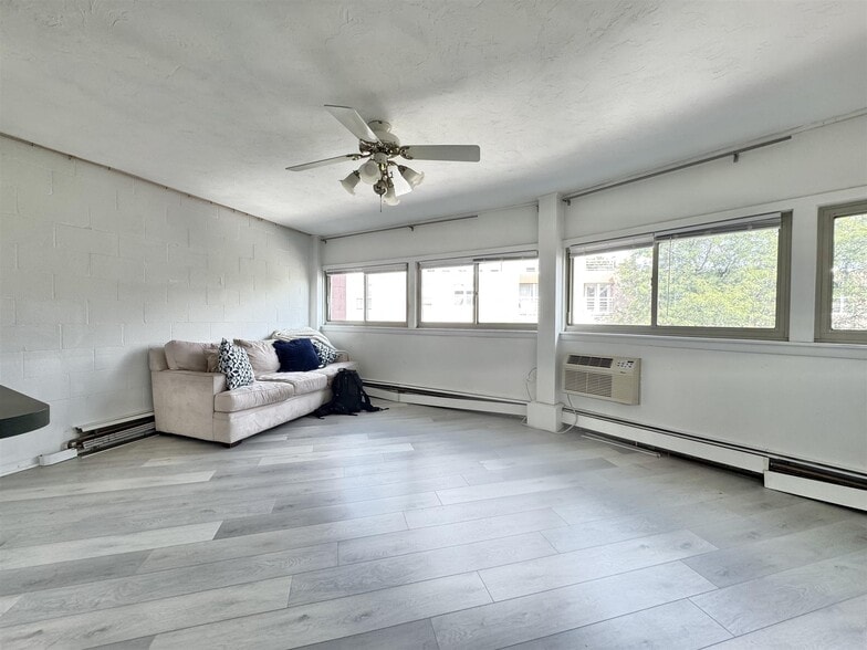 Building Photo - 348 Franklin St