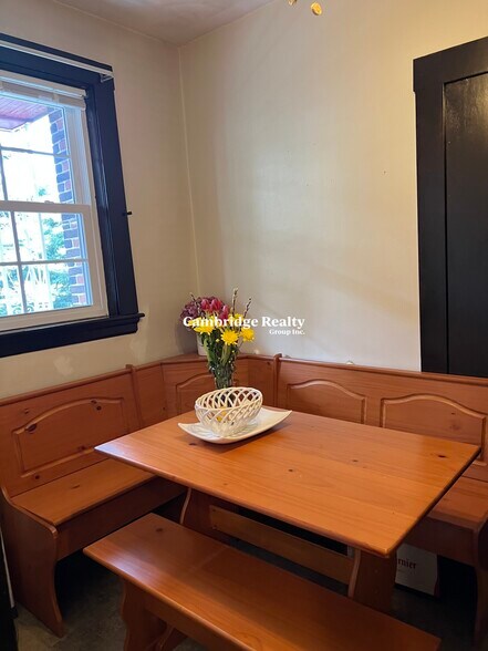 Building Photo - 66 Craigie St