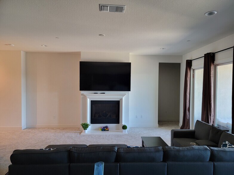 Building Photo - 3328 Mulholland Dr