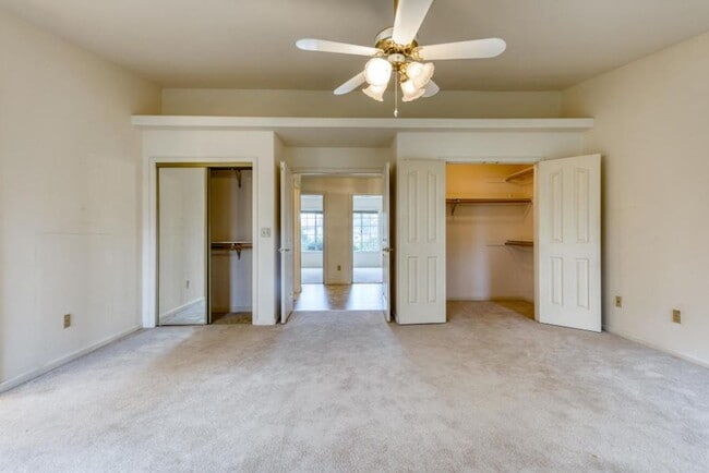 Building Photo - SPACIOUS 3 BED 2.5 BATH HOUSE WITH 3 CAR GARAGE