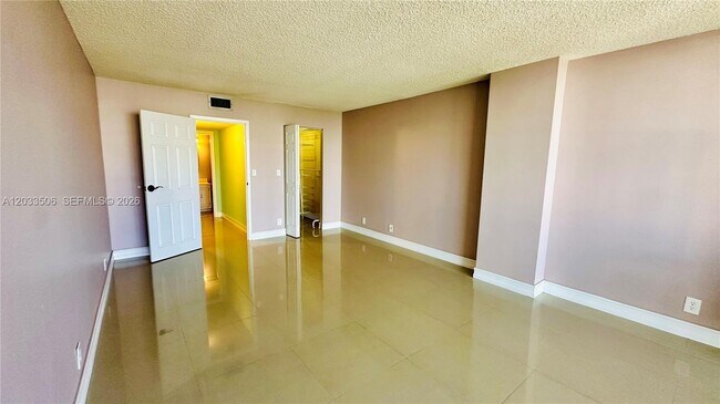 Building Photo - 800 Parkview Dr