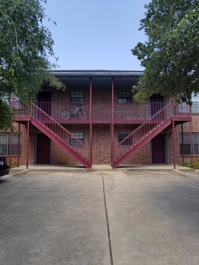 Building Photo - 1808 Woodsman Dr
