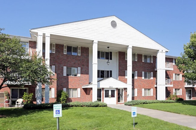 Building Photo - Colonial Heights