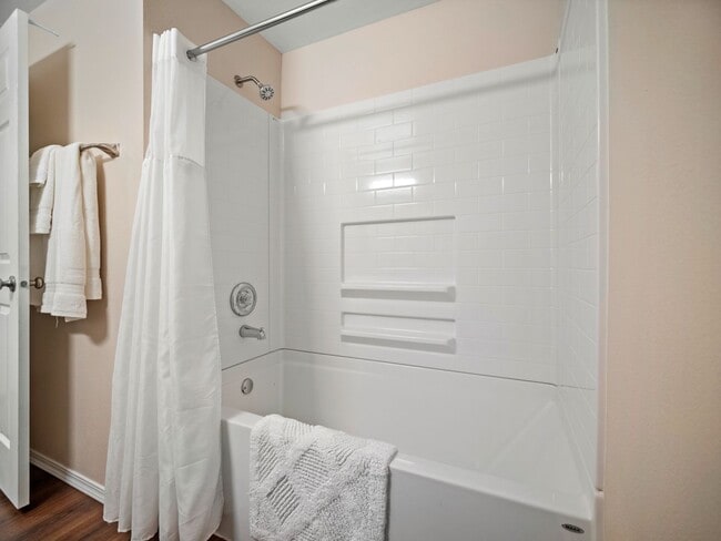 Building Photo - Clean and Cozy 2 bedroom condo with private parking