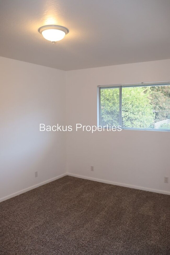 Building Photo - 738 Carmelita Dr
