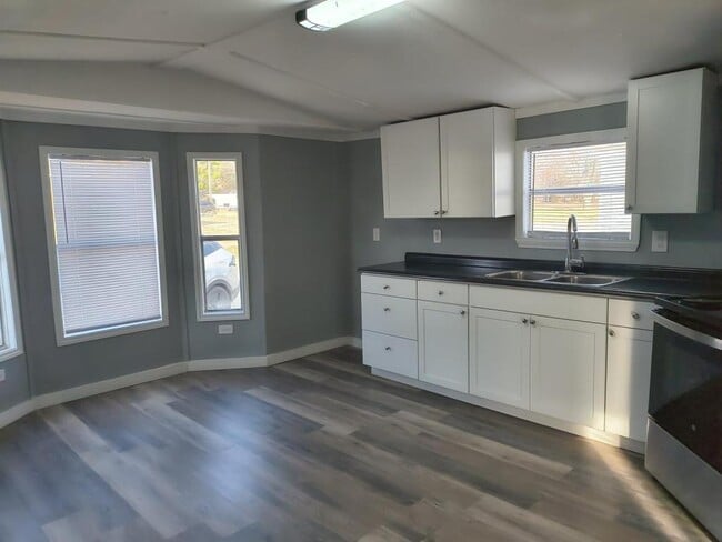 Building Photo - 814 S Kern Ave