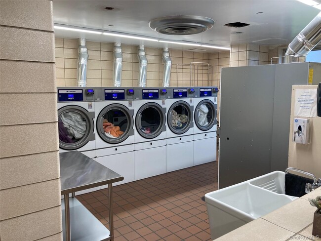 Building Photo - 17-85-85 215th St