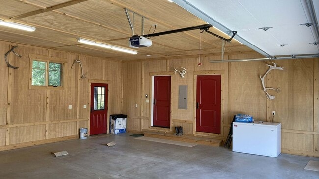 Building Photo - Stunner on Springhill