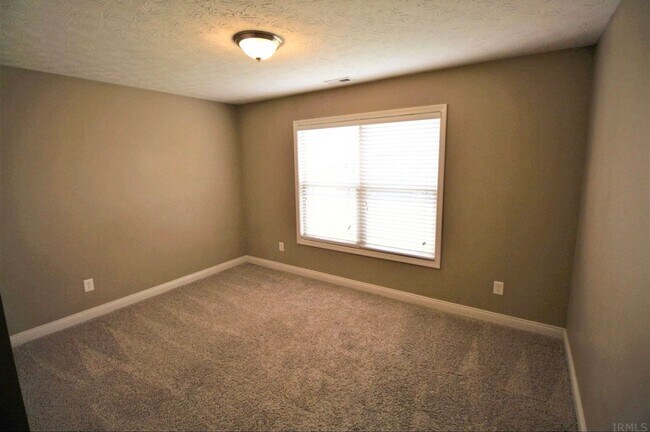 Building Photo - Ranch Style House...3 Bedroom 2 Bath