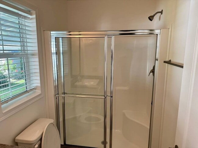 Building Photo - 887 E Colonial Cir