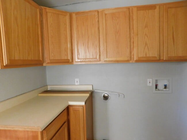 Building Photo - Spacious & remodeled 2 bedroom/1 bath dupl...