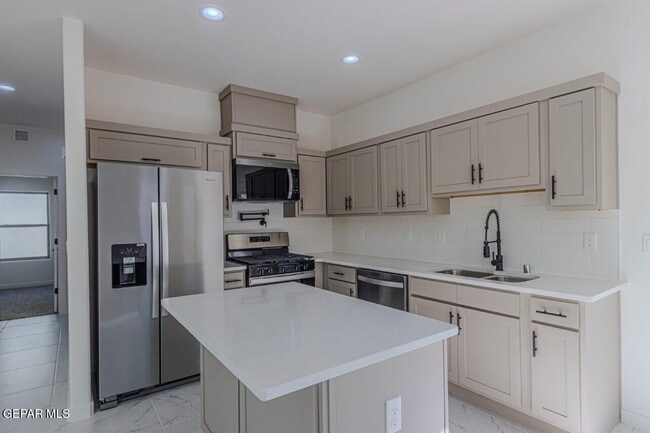 Building Photo - 500 E San Antonio Ave