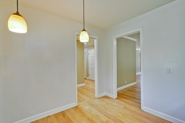 Building Photo - Excellent 3 Bedroom 2 Bath In A Great Neig...
