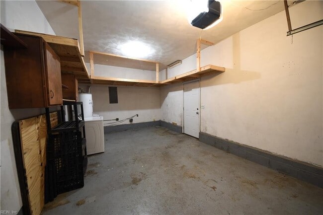 Building Photo - 823 Brentwood Dr