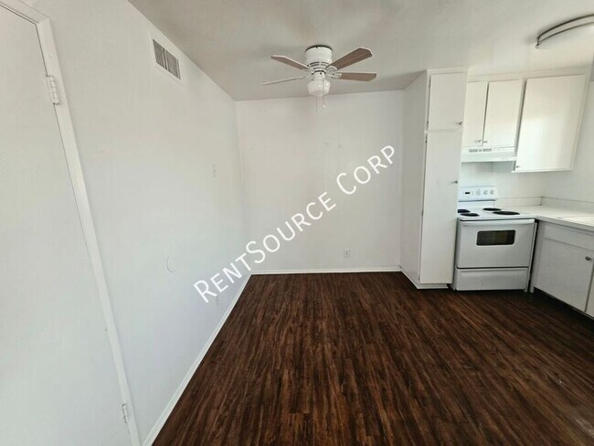 Building Photo - 38616 Larkin Ave