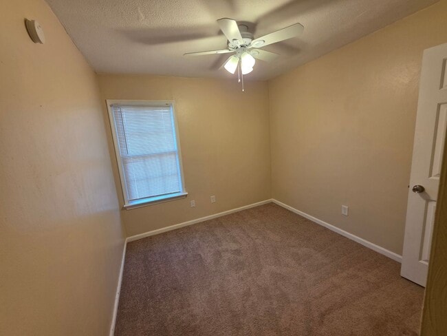 Building Photo - 3 BR 1.5 Bath Townhome located off Cedar road