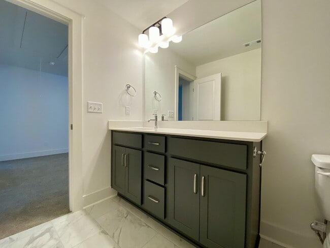 Building Photo - 647 Conifer Dr