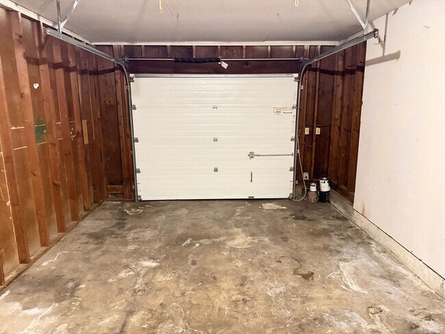 Building Photo - Updated single level 2 bed/1 bath duplex in Springfield!