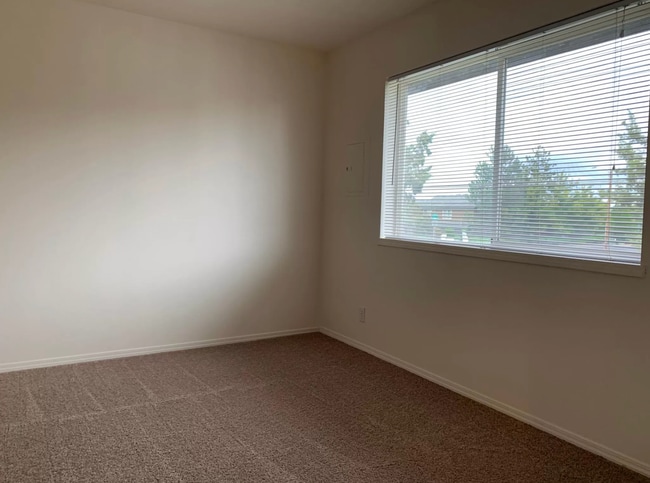 Building Photo - Cozy 2 Bed, 1.5 Bath Town Home!