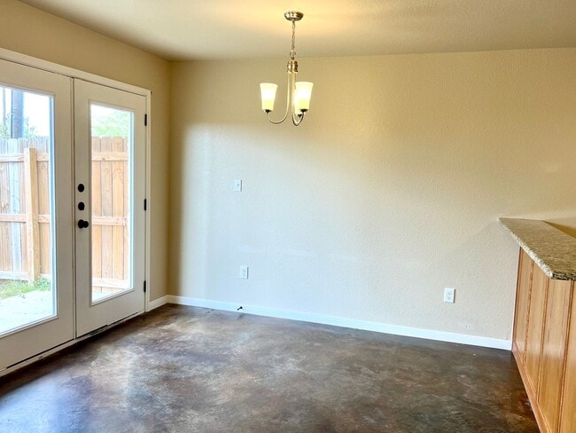 Building Photo - MOVE IN SPECIAL - One Month Free Rent