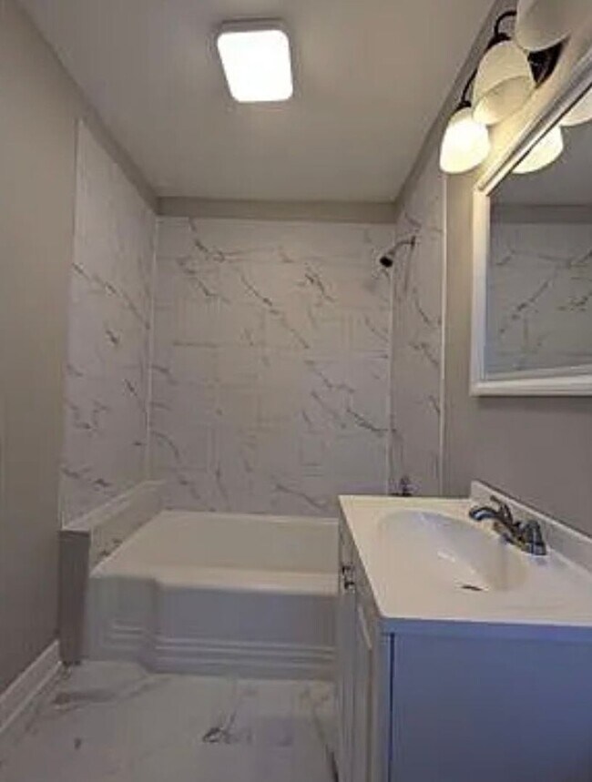 Building Photo - Blend of Comfort and Practicality