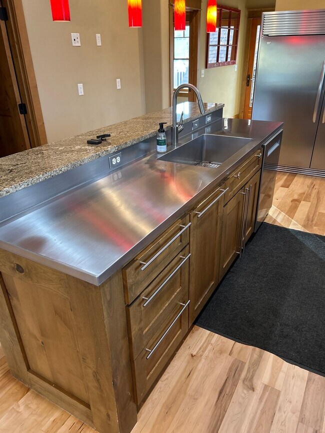 Building Photo - 205 N Bozeman Ave