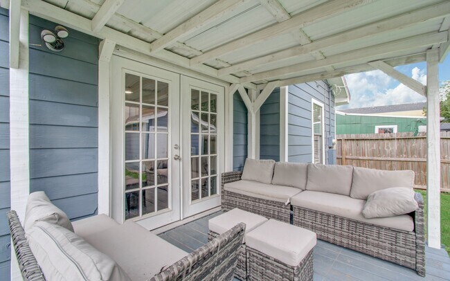 Building Photo - 3330 Kelton St