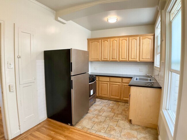 Building Photo - 1BR/1BA. Bay Windows, Laundry On-Site. GAR...
