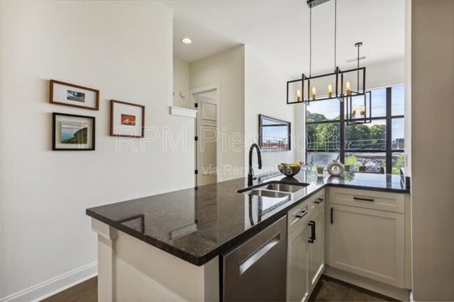 Building Photo - 174 Chester Ave SE