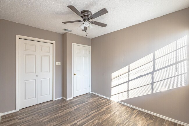 Building Photo - 104 Belaire Dr