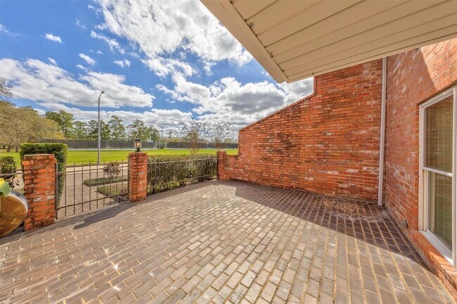 Building Photo - 2452 Country Club Dr