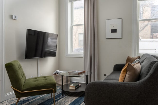 Building Photo - 846 N Hermitage Ave