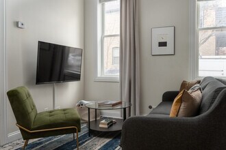 Building Photo - 846 N Hermitage Ave