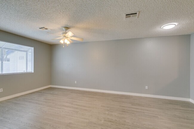 Building Photo - 2117 Willowbury Dr