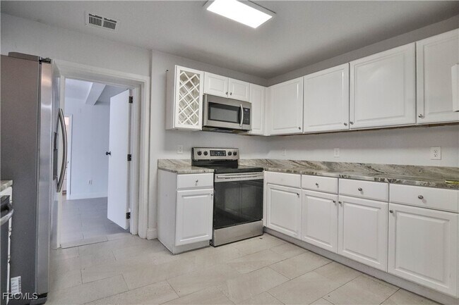 Building Photo - 305 Bougainvillea Rd W