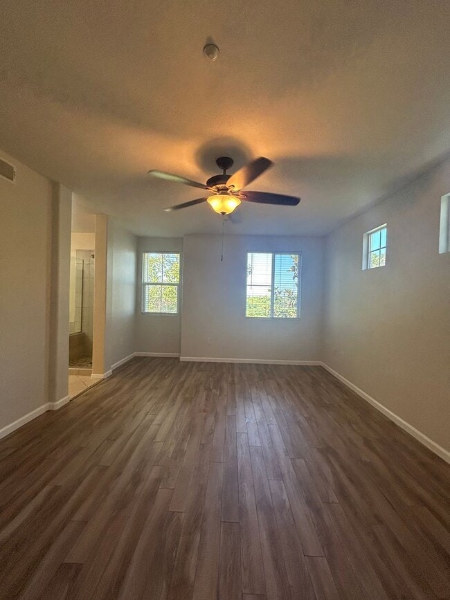 Building Photo - Move in special !!! $1000 off first month rent on approved credit with a 1 year lease.