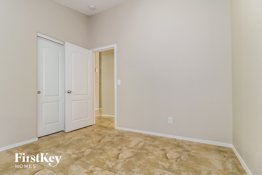 Building Photo - 5859 W Cochise Dr