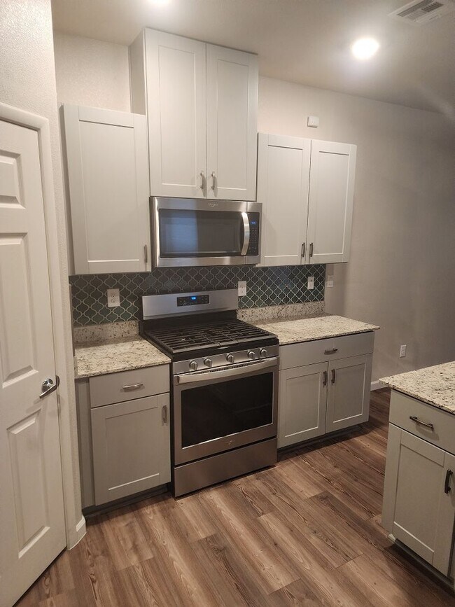 Building Photo - 3 bedroom/ 2 bath condo in gated community