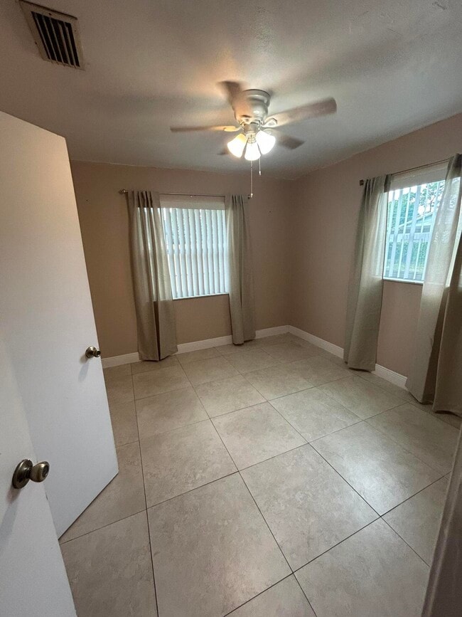 Building Photo - 3045 Jackson Ave