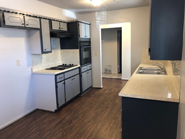 Building Photo - 2703 Del Casa Cir