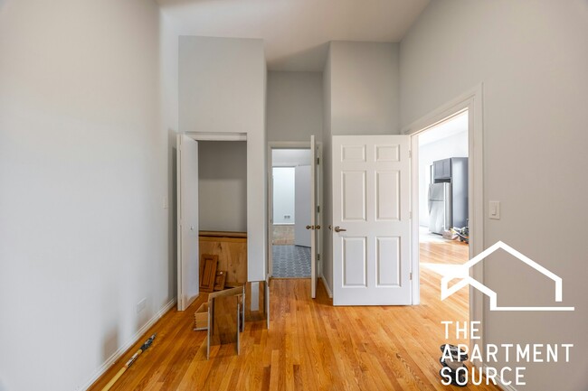 Building Photo - 648 N Damen Ave