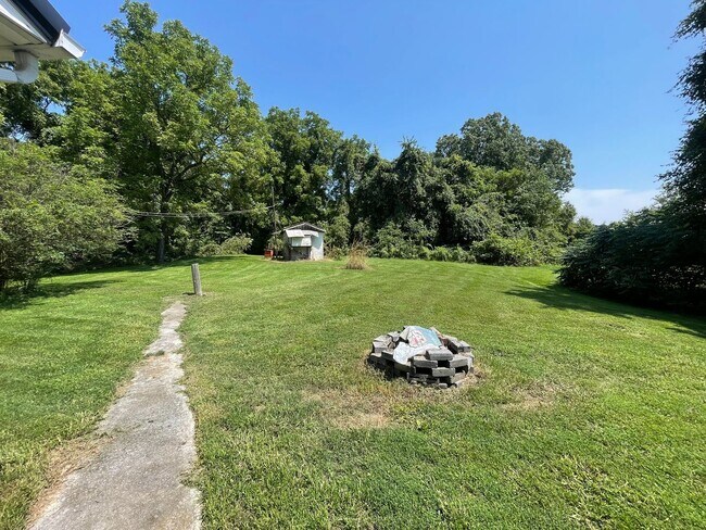 Building Photo - 2 Bedroom / 1 Bath Brick Home Jonesborough...