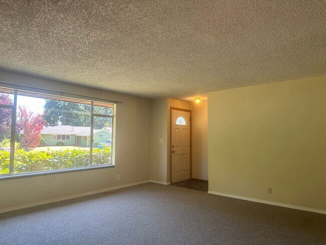 Building Photo - Updated 3-Bedroom Home with Deck & Garage in Mountlake Terrace!!!