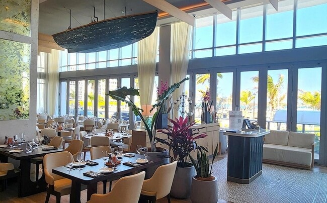 Building Photo - 220 Lake Shore Dr